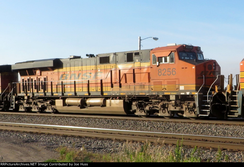 BNSF 8256